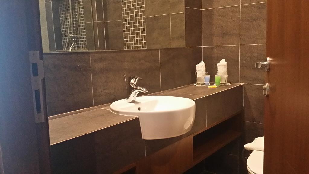 Keoja Hotel Kuala Belait Buitenkant foto