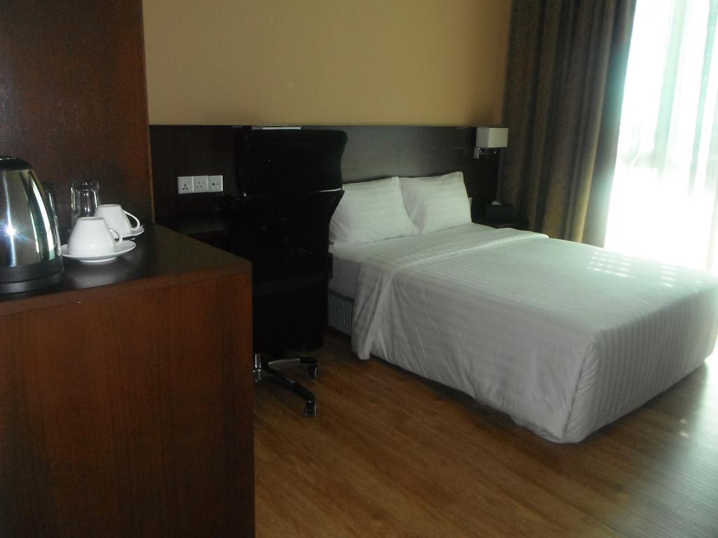 Keoja Hotel Kuala Belait Buitenkant foto