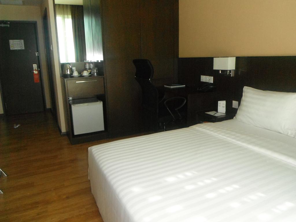 Keoja Hotel Kuala Belait Buitenkant foto
