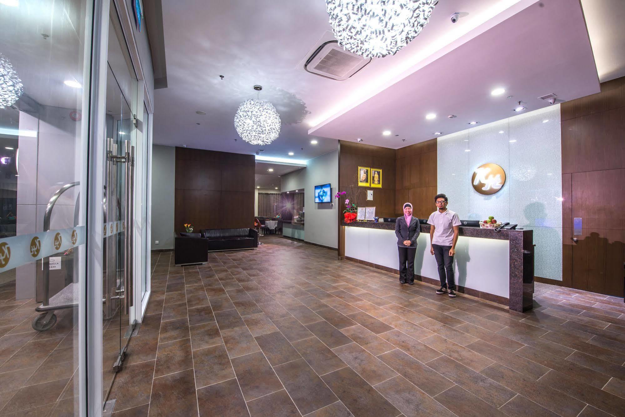 Keoja Hotel Kuala Belait Buitenkant foto